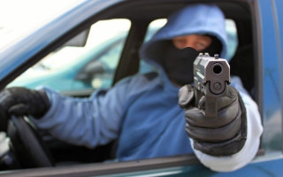 Стрелял из окна автомобиля: в Киеве полиция преследует опасного преступника