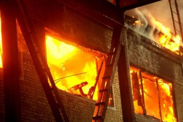 Мощный взрыв в доме под оккупированным Луганском: есть жертвы