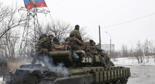 Поміж житлових будинків розмістили окупанти танки на Донбасі