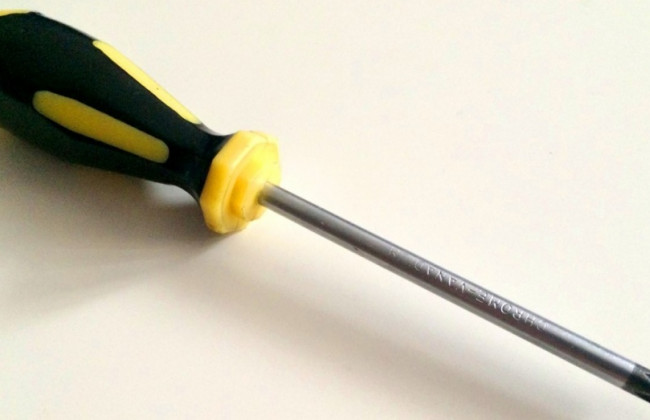 Отнял все вещи: неадекват с отверткой напал на женщину в Харькове