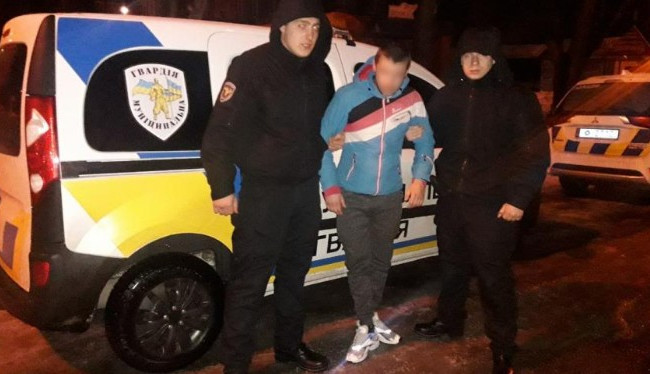 Неадекват битой избил посетителей кафе: есть подробности