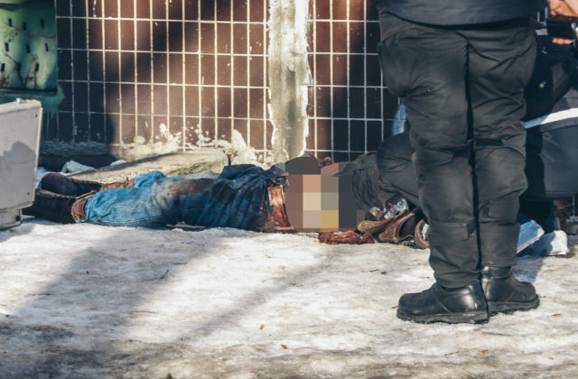 Страшная находка: окровавленный труп нашли в одном из дворов Киева