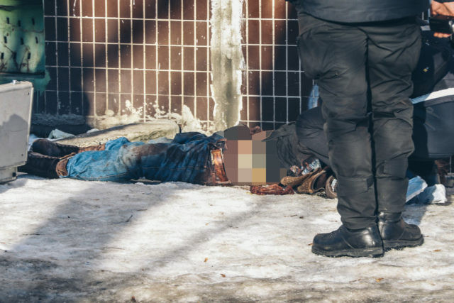 Страшная находка: окровавленный труп нашли в одном из дворов Киева