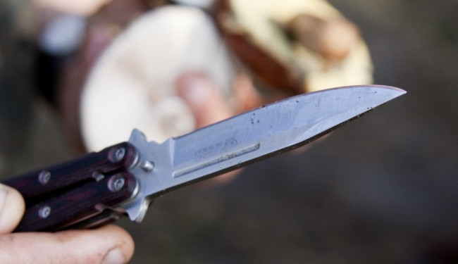 Неизвестные напали на адвоката с ножом в Днепре