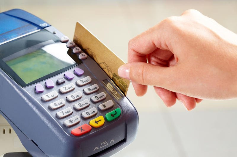 В Украине разрешат обналичивать деньги с карты на кассе магазина: подробности