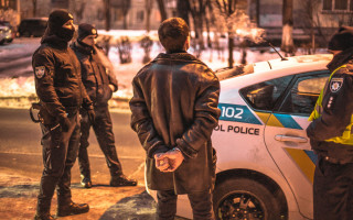 ЧП в Киеве: мужчина избил женщину и стрелял в прохожих