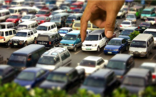 Припарковал автомобиль на автобусной остановке: киевляне отомстили водителю