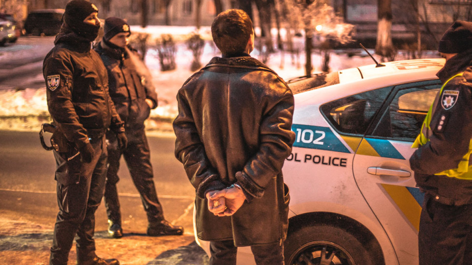 ЧП в Киеве: мужчина избил женщину и стрелял в прохожих