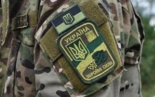 Хімічний опік очей: охоронець нічного клубу напав на військовослужбовця у Тернополі