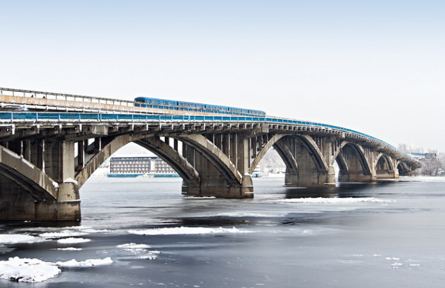 ЧП в Киевском метро: человек упал под поезд