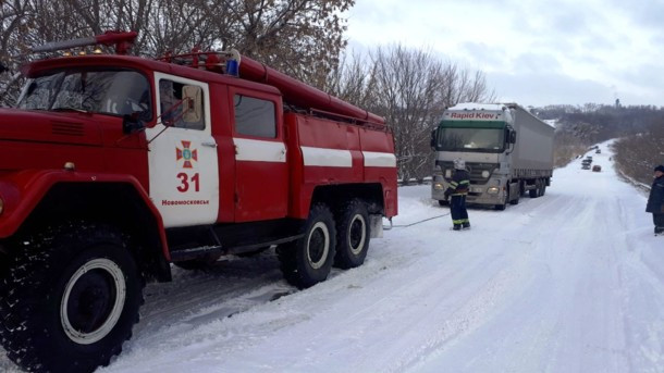 Столкнулись грузовики и легковушки: под Днепром произошло масштабное ДТП