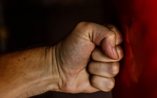 Бил кулаками: в Одессе правонарушитель избил полицейского