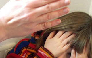 Численні забої і струс головного мозку: горе-батько побив власну доньку в Тернополі