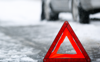 ДТП в Киеве из-за снегопада: Audi снес остановку, на Дружбы народов столкнулись 3 машины