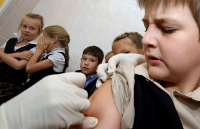 Эпидемия кори: непривитых детей отстраняют от занятий в школе