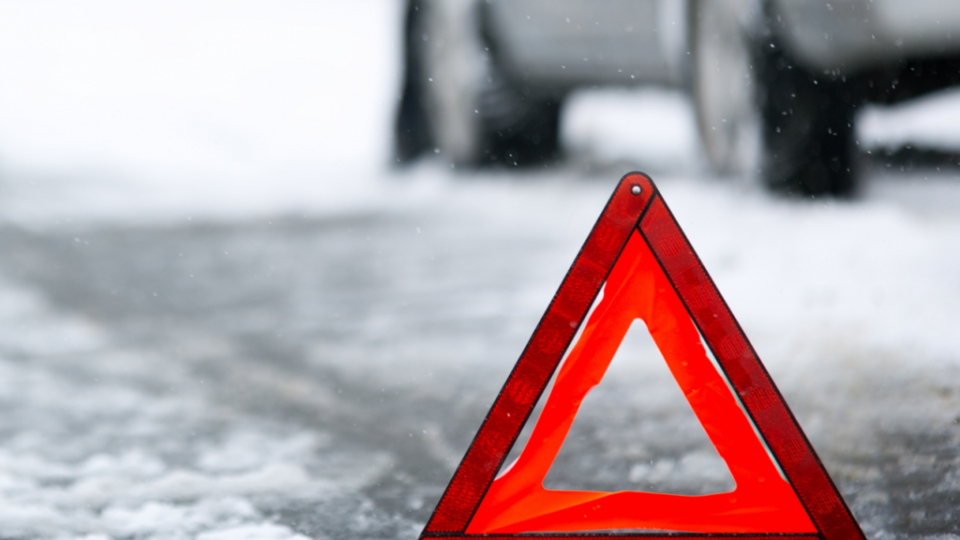 ДТП в Киеве из-за снегопада: Audi снес остановку, на Дружбы народов столкнулись 3 машины