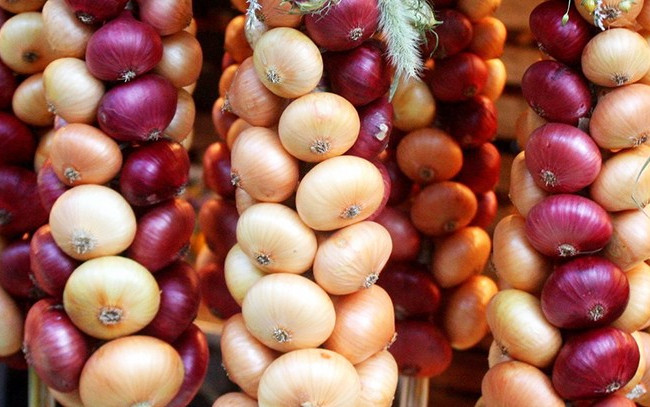 Стало известно, можно ли при гипертонии есть лук и чеснок