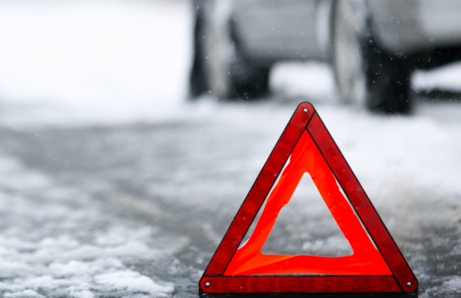 ДТП в Киеве из-за снегопада: Audi снес остановку, на Дружбы народов столкнулись 3 машины