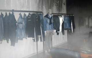 Неизвестные в Днепре сожгли магазин одежды