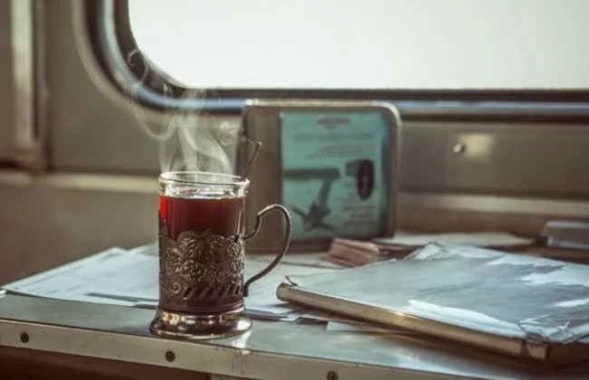 Укрзализныця объяснила подорожание чая и постели в поездах