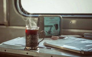 Укрзализныця объяснила подорожание чая и постели в поездах