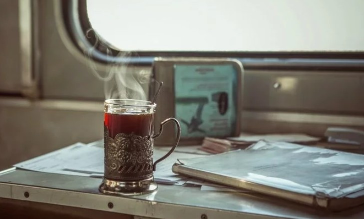 Укрзализныця объяснила подорожание чая и постели в поездах