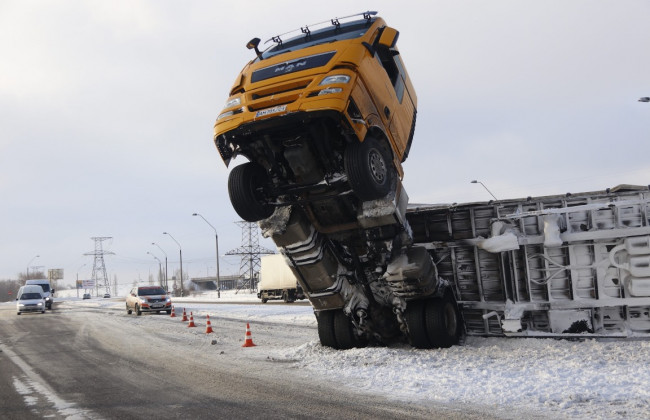 На Броварской окружной дороге перевернулась фура: образовалась масштабная пробка