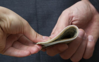 Хабар в півмільйона гривень: судді та його пособнику продовжено арешт