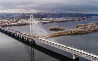 В Киеве движение по одному из мостов ограничат: что известно