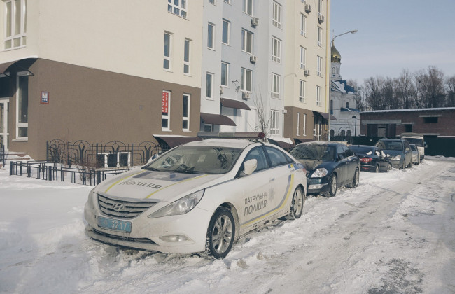 Сидел со шприцем в руке: в Киеве обнаружили труп мужчины в подъезде