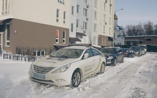 Сидел со шприцем в руке: в Киеве обнаружили труп мужчины в подъезде