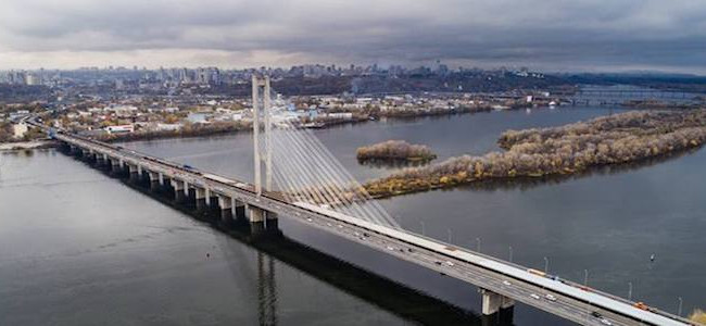 В Киеве движение по одному из мостов ограничат: что известно