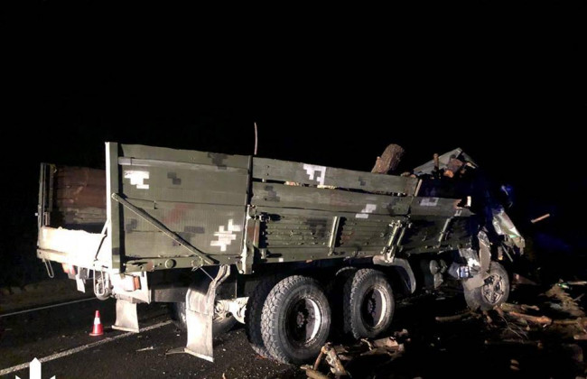 Погиб военный ВСУ: в масштабном ДТП столкнулись военные грузовики