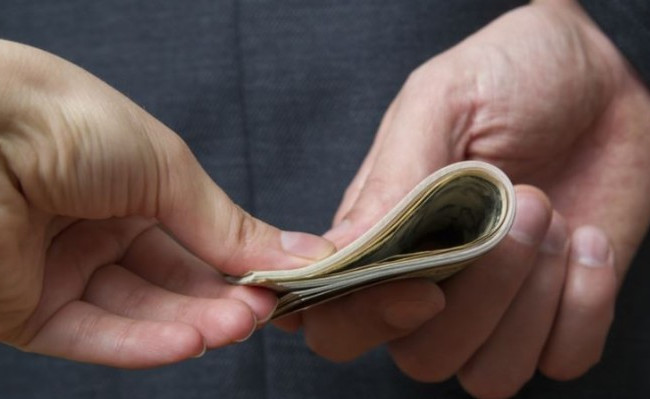 Хабар в півмільйона гривень: судді та його пособнику продовжено арешт