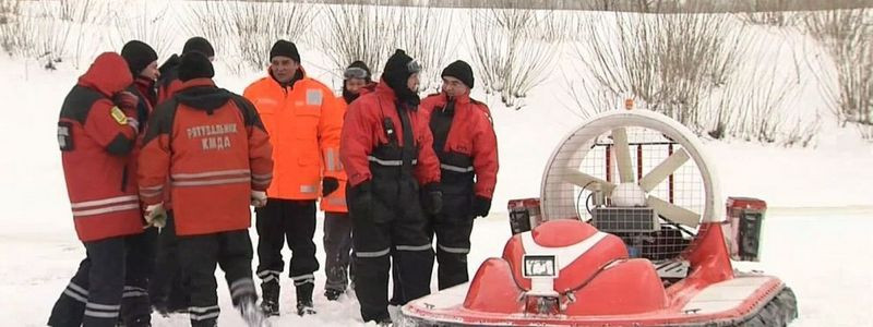 ЧП в Киеве: рыбак провалился под лед на Днепре