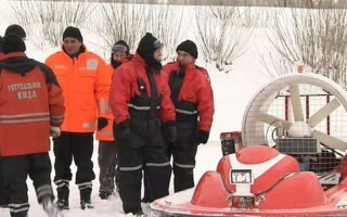 ЧП в Киеве: рыбак провалился под лед на Днепре