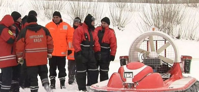 ЧП в Киеве: рыбак провалился под лед на Днепре
