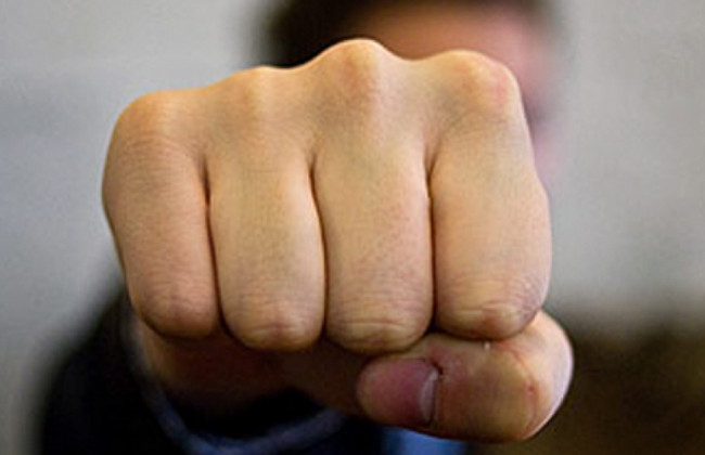 Избили толпой: в Киеве подростки напали на лежащего мужчину, видео