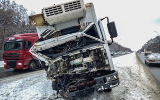 «Вылетел» на встречку и протаранил фуру: в Киеве произошло серьезное ДТП с пострадавшим