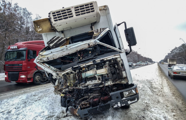 «Вылетел» на встречку и протаранил фуру: в Киеве произошло серьезное ДТП с пострадавшим