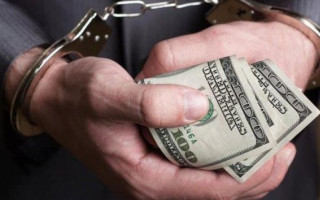 Слідчі ДБР затримали прикордонника на хабарі в $1250