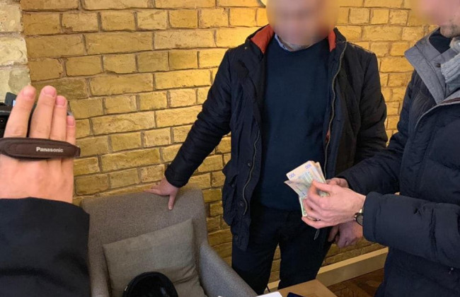 На вимаганні 250 тисяч хабара викрили посадовця Укрзалізниці