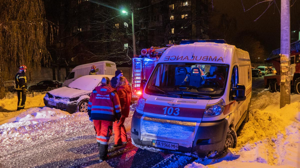 В Киеве вспыхнул пожар в многоэтажке: огонь заблокировал людей в квартирах