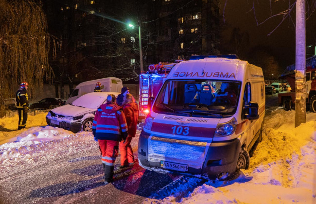 В Киеве вспыхнул пожар в многоэтажке: огонь заблокировал людей в квартирах