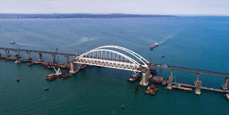 На Крымском мосту новые разрушения: фото и подробности
