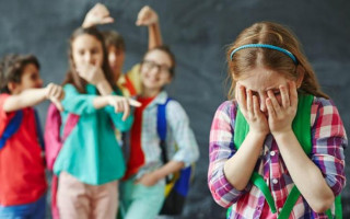 Публично затравила ученицу: в Кривом Роге разоблачили издевательства учительницы