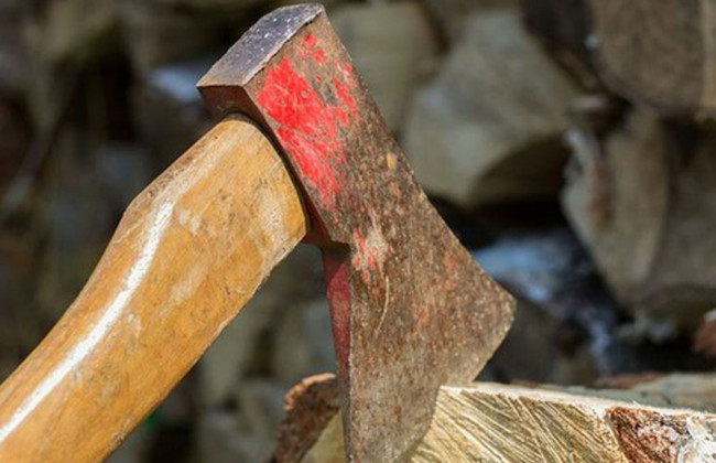 Проломил голову топором: сын напал на собственного отца