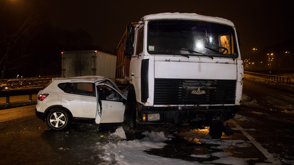 Снес ограждение и раздавил легковушку: в Киеве произошло ДТП