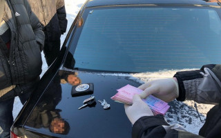 Требовал взятки у бизнеса: полицейский чин попался на горячем