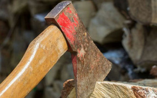 Проломил голову топором: сын напал на собственного отца